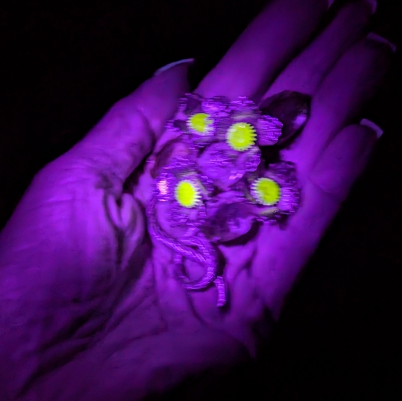 1930's Vaseline Uranium Glass, Czech Glass Filigree Brooch - Picture 12 of 13